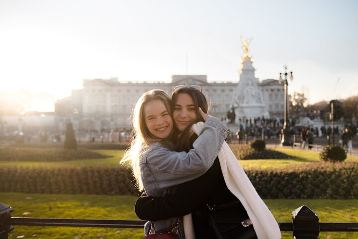 London : Private Photoshoot Outside Buckingham Palace - Photo 1 of 6